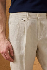 Herren-Leinenjacke mit Reißverschluss in Marineblau und beigefarbene Hose – ein elegantes, lässiges Sommeroutfit