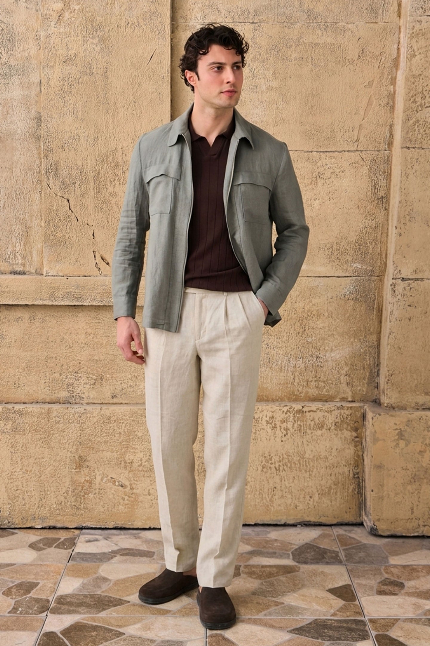 Herren-Set: Leinenjacke mit Reißverschluss in Salbeigrün und beigefarbene Hose – ein elegantes, lässiges Sommeroutfit