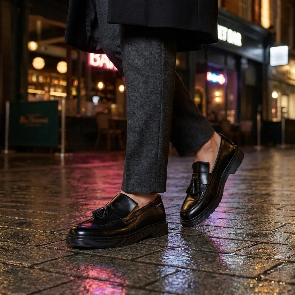 Schwarze Herren-Slipper aus Leder mit dicker Sohle und Quasten