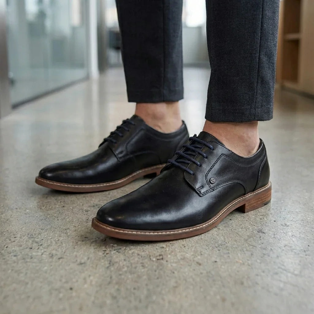 Schwarze, polierte, schlichte Derby-Schuhe für Herren aus Leder