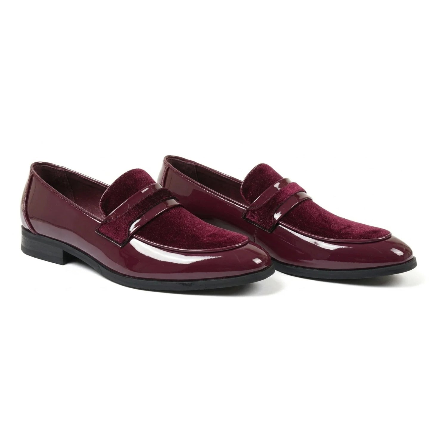 Herren-Slipper aus veganem Leder mit Samtdetails und Lackleder-Finish