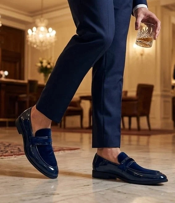 Herren-Slipper aus veganem Leder mit Samtdetails und Lackleder-Finish