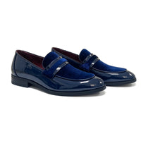 Herren-Slipper aus veganem Leder mit Samtdetails und Lackleder-Finish