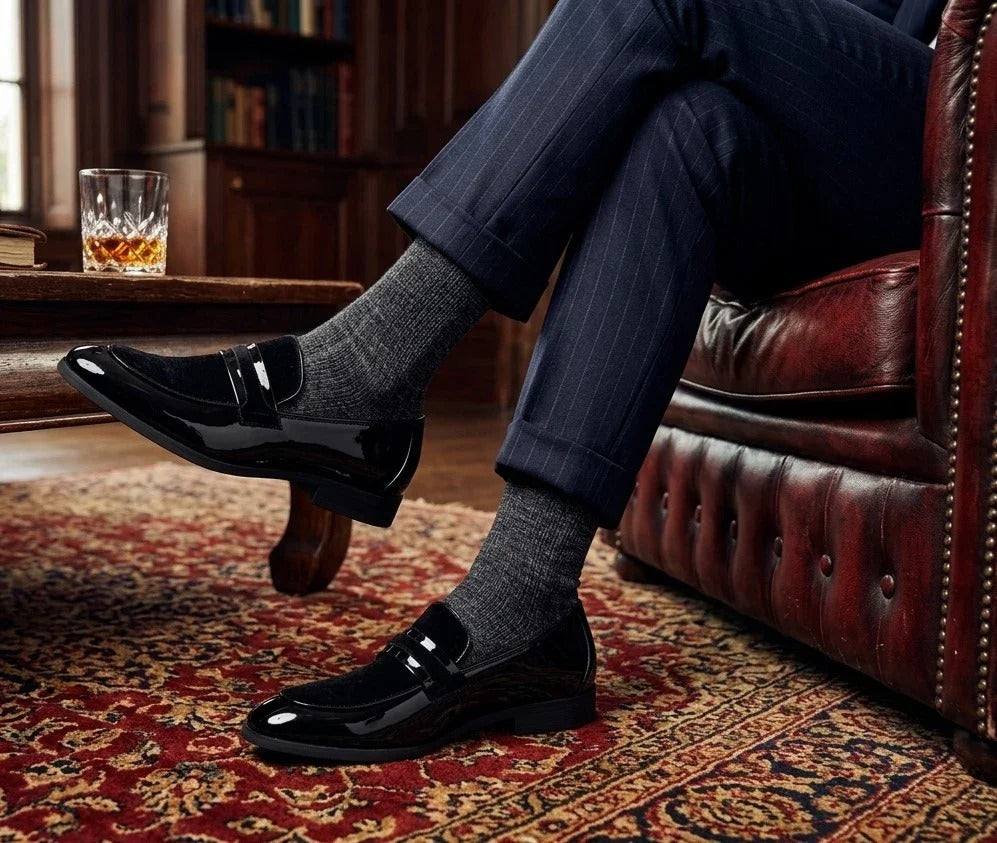 Herren-Slipper aus veganem Leder mit Samtdetails und Lackleder-Finish