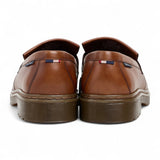 Herren-Slipper aus hellbraunem Leder mit dicker Sohle und Quasten