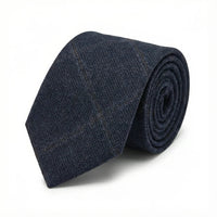 Herrenkrawatte aus Wollmischgewebe mit Fischgrätmuster und Tweed-Karo – Marineblau