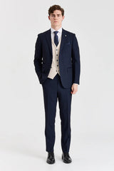 Regent-Anzug mit marineblauem Karomuster und kontrastierender Regent-Weste in Creme.