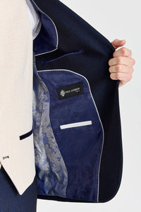 Regent-Anzug mit marineblauem Karomuster und kontrastierender Regent-Weste in Creme.
